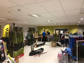 Dugnad - lemping av utstyr til messa